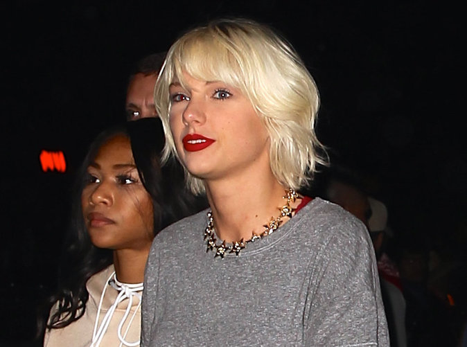 Taylor-Swift-Blonde-platine-look-d-adolescente-elle-est-meconnaissable-a-Coachella_portrait_w674