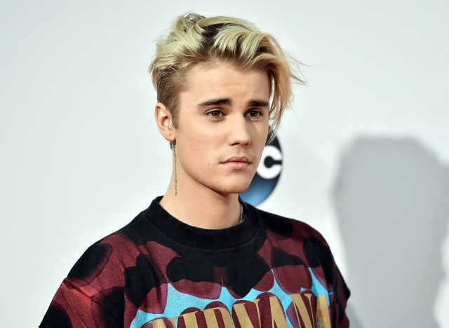 Justin Bieber arrives at the American Music Awards at the Microsoft Theater on Sunday, Nov. 22, 2015, in Los Angeles. (Photo by Jordan Strauss/Invision/AP)