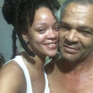 photos-rihanna-se-devoile-sans-make-up-avec-son-papa-_portrait_w674-1