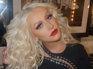 christina-aguilera-the-voice-torride-elle-embrasse-une-candidate-de-sur-la-bouche_portrait_w674