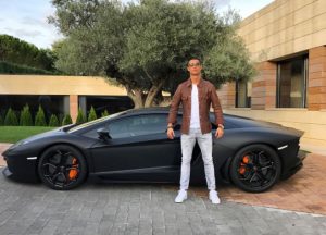 cristiano_ronaldo_ridiculis______cause_de_sa_nouvelle_voiture_3820-jpeg_north_780x_white