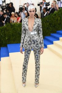 cara-delevingne-crane-rase-et-argente-au-met-gala-2017_0