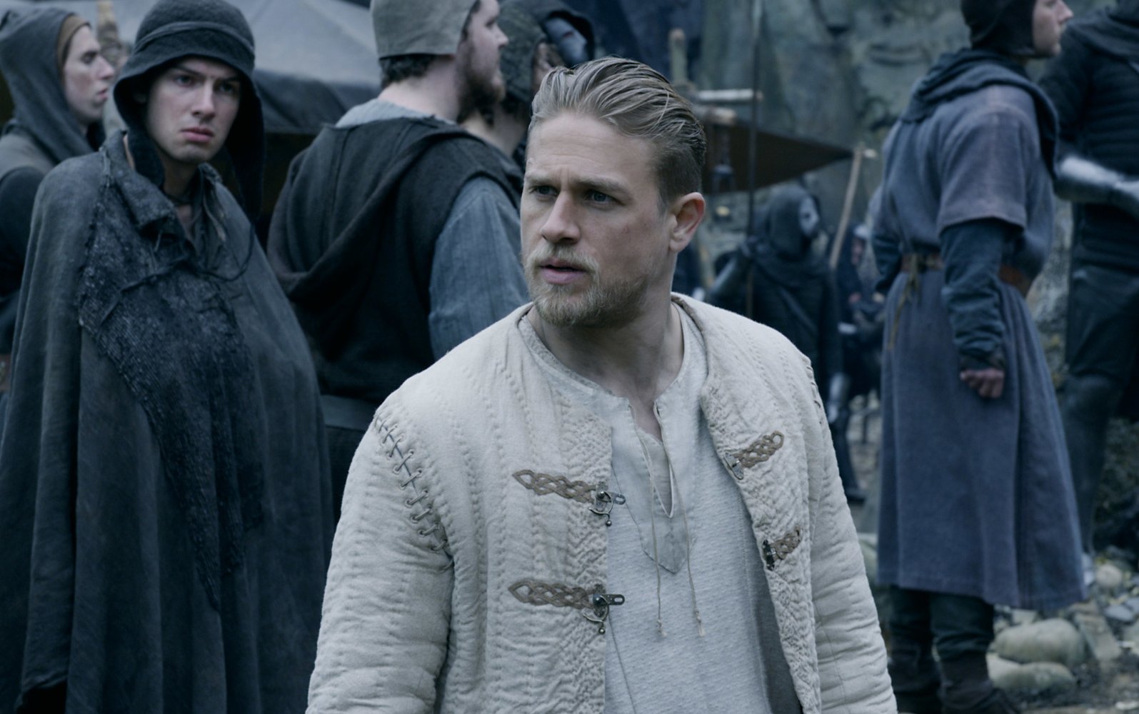 le-roi-arthur-la-legende-d-excalibur-photo-charlie-hunnam-985481